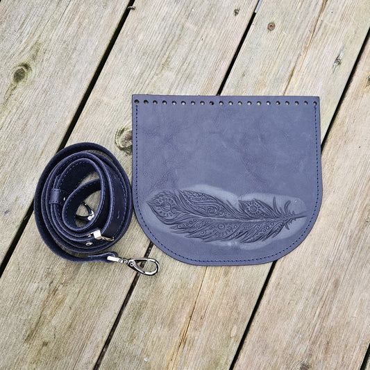 Sett lærklaff og regulerbar skulderreim. FJÆRE, JEANS