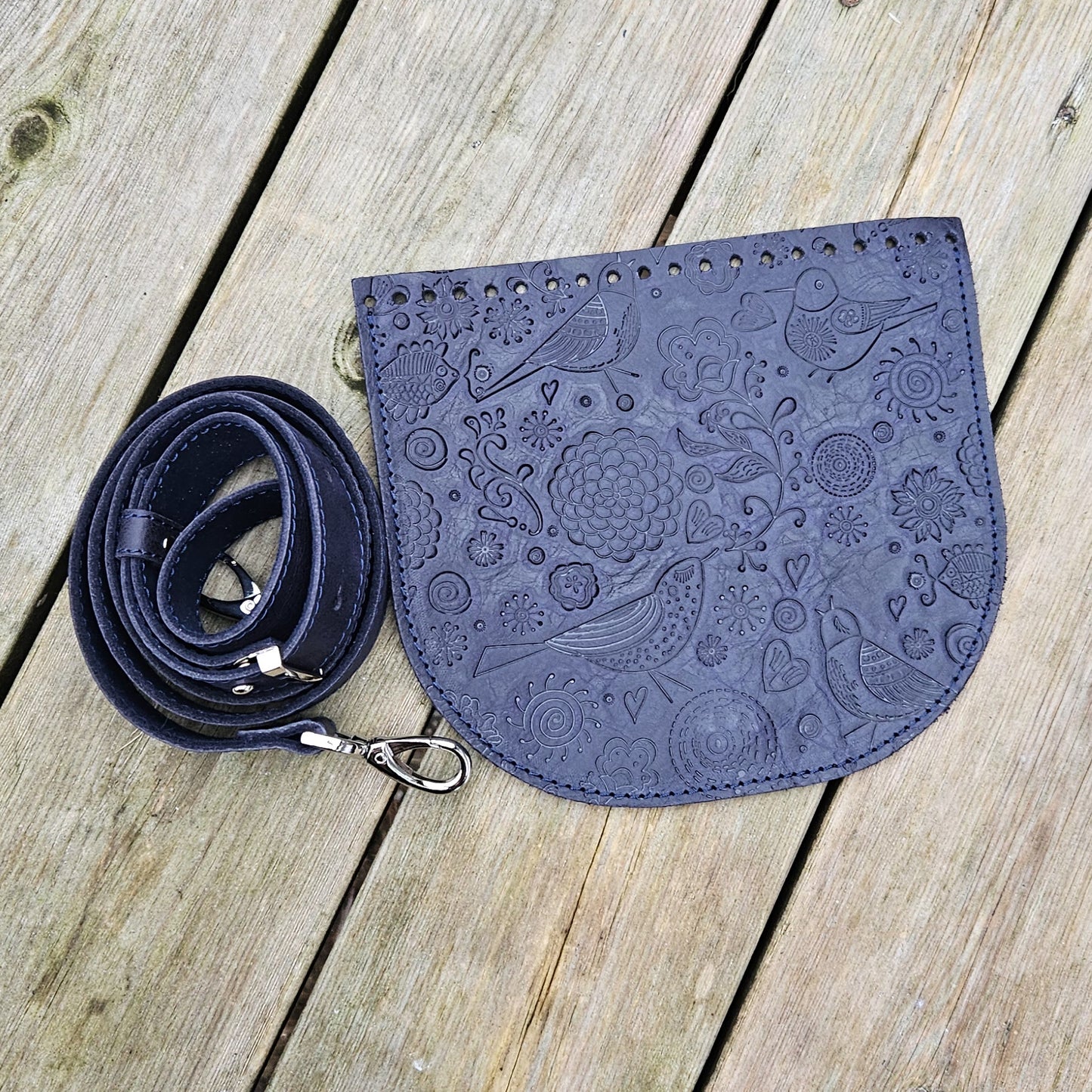 Sett lærklaff og regulerbar skulderreim. FUGLER, JEANS